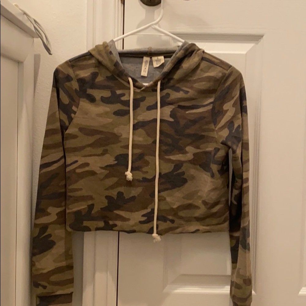 Camo cropped long sleeve tee